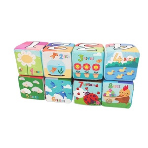 Ensemble de jouets éducatifs pour bébés Fuying, 6 pièces, cubes de construction en <span class=keywords><strong>mousse</strong></span> mignons et blocs en tissu pour jouer à l'intérieur et les occasions de Noël - Product Image 1