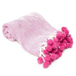 Manta Tejida Geométrica Rosa con Pompones, Hecha a Mano, Ecológica, de Lujo, de Algodón, para Decoración del Hogar, para Todas las Temporadas - Product Image 1