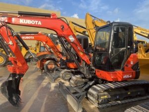 Vente Flash : Mini-excavatrice Kubota U55-4 d'occasion, faible nombre d'heures de travail, pour travaux agricoles, aménagement paysager et travaux municipaux - Product Image 1