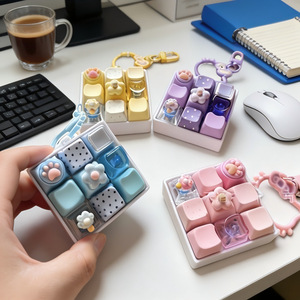 Lot de 9 touches 3D personnalisées en gros, porte-clés Fidget Clicker, faible MOQ, usine chinoise, jouet de clavier anime et dessin animé - Product Image 1
