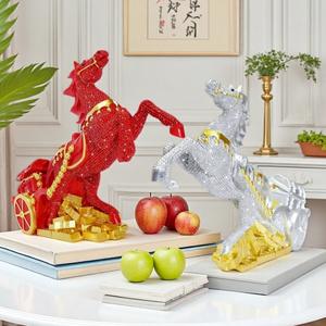 Ornement de Cheval Galopant en Résine Dorée de Luxe, Mascotte Porte-Bonheur de l'Année du Cheval, Décoration de Bureau pour le Nouvel An - Product Image 2