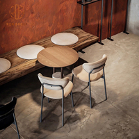 Meubles de salle à manger modernes pour café, table ronde en bois avec chaises à structure métallique et coussins de siège beiges pour restaurant