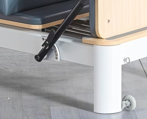 Machine de Pilates Reformer classique en alliage d'aluminium avec cadre de tour stable et chariot de grande taille sur rail silencieux pour salle de Pilates - Product Image 3