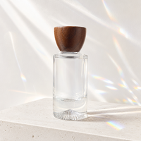 Flacon de parfum de luxe personnalisable en verre transparent rond vide avec bouchon en bois naturel à fond épais pour la vente en gros