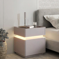 Table de chevet moderne pour chambre à coucher avec compartiments cachés, éclairage LED, serrure à code sur le dessus et plateau en verre