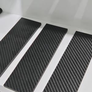 Feuille de fibre de carbone avec laminage multicouche équilibré, sans dédelaminage et résistante à la fatigue pour l'usinage de précision - Product Image 1