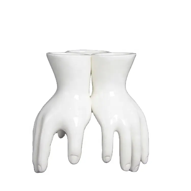 中国卸売芸術的なデザインモダンなギフト白い手作りセラミック手型ユニークな結婚式のテーブル花瓶