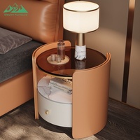 Table de chevet ronde de luxe Wayon avec plateau en verre teinté, table de chevet moderne enveloppée de cuir avec tiroir de rangement effet marbre
