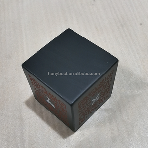<span class=keywords><strong>Cube</strong></span> en bois de noyer gris foncé Blocs QR Code Restaurant Table Menu <span class=keywords><strong>Cube</strong></span> QR Menu Stand Porte-étiquette en bois NFC pour Restaurant - Product Image 2