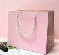 Sacs fourre-tout élégants en papier kraft rose biodégradable et durable avec logo imprimé numériquement pour l'emballage de bijoux et les expositions de boutiques