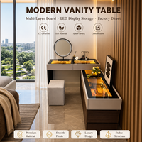 Coiffeuse moderne en chêne en forme de L avec éclairage LED, rangement multi-niveaux, miroir et 3 tiroirs pour chambre à coucher