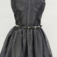 Robe mini décontractée rose en dentelle tissée et mousseline de soie pour femme, style doux, taille naturelle, décolleté sans bretelles, couleur bonbon, idéale pour les fêtes et la mode.