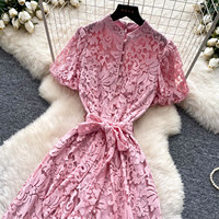 Robe élégante pour femmes en dentelle rose, style A, décontractée, col montant, manches bouffantes courtes, ceinture, longueur midi, pour tous les jours et les soirées