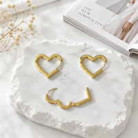 Fermoirs d'oreille en laiton en forme de cœur creux, plaqués or, lisses et polis, apprêts pour boucles d'oreilles créoles en forme de cœur ouvert pour la fabrication de bijoux