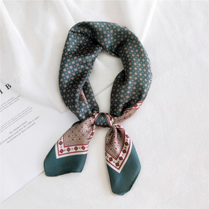 Nuovi Arrivi Genya: <span class=keywords><strong>Bandana</strong></span> Quadrata Stampata 70*70cm in Poliestere, Foulard Decorativo, <span class=keywords><strong>Bandana</strong></span> per <span class=keywords><strong>Capelli</strong></span> da Donna - Product Image 6