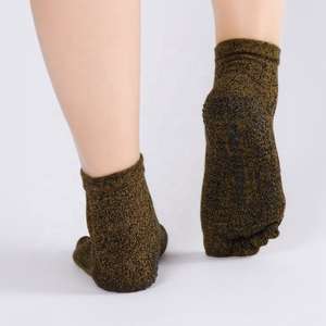 Vente en gros Chaussettes collantes à cinq orteils pour la cheville Hommes Femmes Chaussettes de yoga antidérapantes en coton avec poignées - Product Image 4