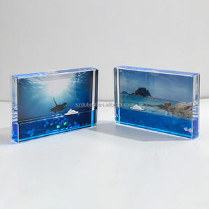 Cadre <span class=keywords><strong>photo</strong></span> en acrylique sur le thème de la mer avec paillettes, couleur liquide personnalisée et grand récipient intérieur avec figurine de bateau flottante en plastique - Product Image 2