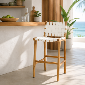 Elegante silla de teca hecha de madera de calidad que aporta calidez, durabilidad y un carácter refinado a espacios interiores y exteriores. - Product Image 5