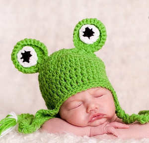 Bonnet tricoté artisanal pour bébés, motif grenouille, broderie main, en peluche écologique, chaud pour l'hiver, style broderie, tissu courant, vente en gros - Product Image 1
