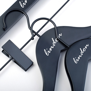 LINDON Cintres en Bois Noir Mat avec Logo Personnalisé pour Boutiques <span class=keywords><strong>de</strong></span> Marque - Product Image 2