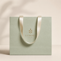 Sac en papier haut de gamme et durable avec surface texturée en carton ivoire et impression offset dorée pour l'emballage de marques de mode