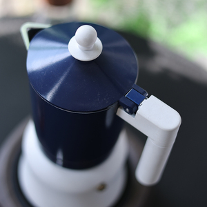 Cafetera Espresso <span class=keywords><strong>Moka</strong></span> Portátil con Diseño Exclusivo en Contraste Azul y Blanco, con Mango Antiescaldante y Construcción Metálica - Product Image 2