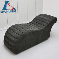 Lit de massage ergonomique inclinable avec pieds en métal et revêtement en cuir PU pour les soins du visage et les traitements de beauté en salon