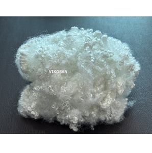 Fourniture en gros de fibres synthétiques HCS en polyester recyclé creux conjugué siliconé 15D 64mm à haute élasticité pour rembourrage - Product Image 1