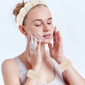 <span class=keywords><strong>Set</strong></span> di Fascette per Capelli in Morbido Pile Corallo - Simpatiche Fascette con Orecchie di Animali per Trucco e Cura della Pelle - Confezione da 2 Pezzi - Product Image 2