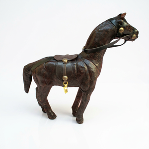 Caballos Decorativos de Cuero Ecológico Color Marrón Oscuro para Mesa, Ideales para Restaurantes, Hoteles, Oficinas, Hogares y Salas de Estar - Product Image 1
