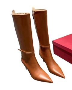 Colección Invierno 2024: Botas Altas de Cuero Genuino para Mujer con Hebilla Decorativa y Punta Puntiaguda Estilo Valentino - Product Image 2