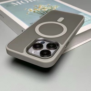 Coque de téléphone antichoc intégrale magnétique mate dorée à grand trou, compatible avec l'iPhone 17 Pro Max, très populaire - Product Image 1