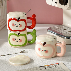 Lelyi Vendas Diretas <span class=keywords><strong>Cute</strong></span> Apple Shaped Ceramic Cup com Tampa e Colher Ins Niche Design Produto de Qualidade do Fabricante - Product Image 1