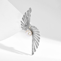 XILIANGFEIZI Broche de corsage haut de gamme pour femme, style européen et américain, avec perle d'eau douce et corail, pour mariage
