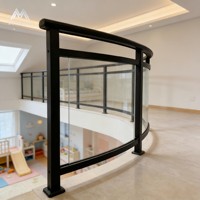 Système de clôture en verre et aluminium courbé sur mesure |   Garde-corps thermolaqué pour projets d'escaliers en colimaçon de balcon et de terrasse