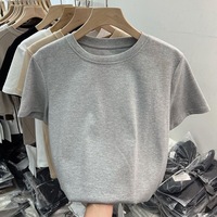 Venta al por mayor de fábrica de camisetas de cuello redondo para mujer, de alta calidad, estilo veraniego, a la moda, holgadas, cómodas y de color liso.