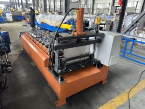 เครื่องขึ้นรูปลอนหลังคาแนวตั้งแบบพกพา คุณภาพสูง คุ้มค่า ปรับได้ พร้อมมอเตอร์ในตัว สำหรับงานหลังคาโลหะนอกสถานที่ - Product Image 3