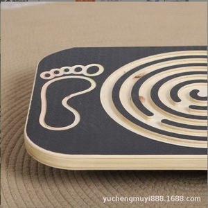 Planche d'équilibre en bois avec design de trace de pas pour le yoga et le Pilates, utilisation en intérieur, surface antidérapante 30x20cm - Product Image 2