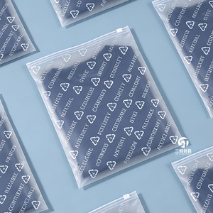 ถุงซิปล็อคแบบฝ้า CPE รีไซเคิลได้ของ GRS สำหรับบรรจุภัณฑ์เสื้อผ้าแบบกำหนดเอง เช่น เสื้อ กางเกงเลกกิ้ง ชุดชั้นใน และเสื้อผ้าต่างๆ - Product Image 3