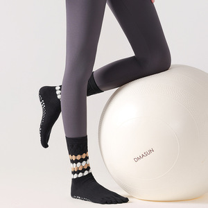 Nouvelles chaussettes de yoga mi-mollet à cinq doigts pour femmes, antidérapantes, sans couture, pour le Pilates, l'entraînement et le sport – Fournisseur ODM - Product Image 4