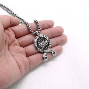 Yunnique – collier avec pendentif loup en acier titane, bijoux unisexes à la mode, design animal rond, chaîne de style rétro - Product Image 3