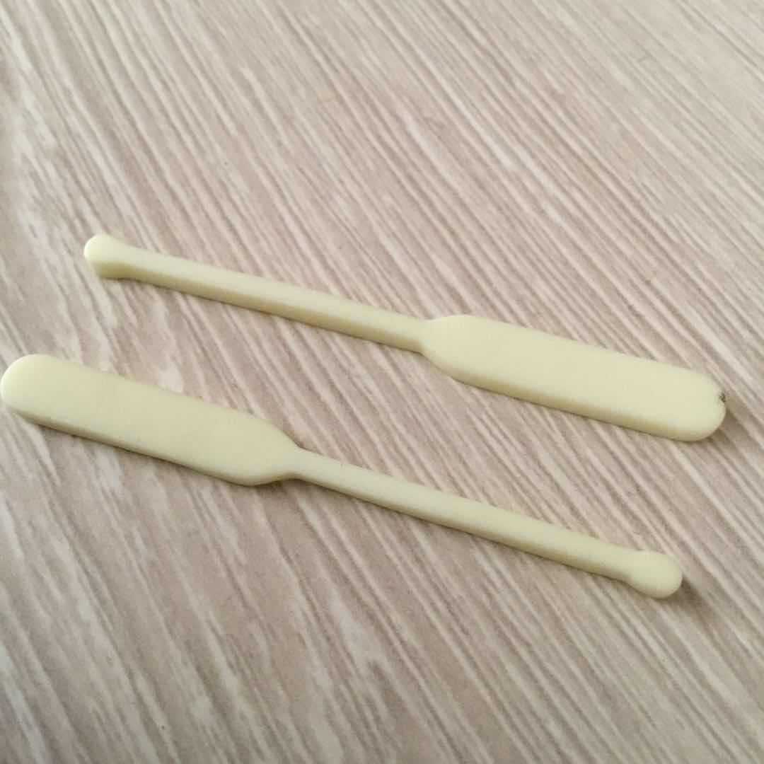 Une paire de rames de 5 cm de long chacune