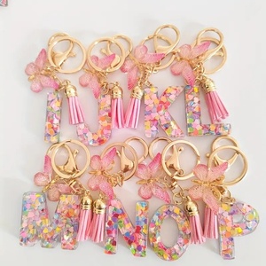 A-Z alfabet Resin kupu-kupu lucu gantungan kunci huruf inisial gantungan kunci tas ransel jimat Earbud Aksesori penutup LWD - Product Image 2
