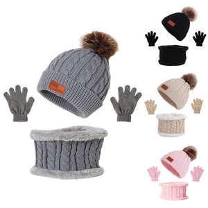 Ensemble 3 pièces bonnet, écharpe et cache-cou en polaire tricoté au crochet pour enfants, bébés et tout-petits, style uni brodé avec pompon - Product Image 1