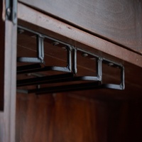 Meuble bar artisanal en bois massif sculpté à la main, avec superposition de laiton gaufré en forme de diamant et accents de carreaux artistiques, armoire à liqueurs indienne artisanale