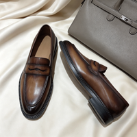 Chaussures habillées de luxe à enfiler pour hommes, mocassins en cuir à semelle épaisse, chaussures patinées personnalisées en usine, look sur mesure haut de gamme à prix d'usine