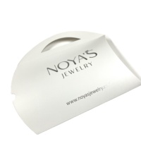 Boîte à oreiller en papier noir avec logo personnalisé grande avec poignée découpée/fenêtre