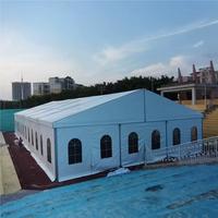 Grande tente de réception extérieure avec parois souples en PVC et ABS, panneaux isolants en laine de roche, structure en aluminium pour événements religieux, commerciaux et expositions
