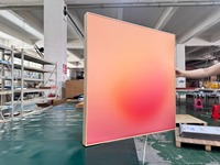 Luminaire mural artistique sur mesure, contemporain, avec disque acrylique rétroéclairé dégradé, base en alliage d'aluminium et variateur rotatif, pour projets de contract.