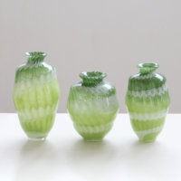 Collection de vases urnes en verre soufflé à la main avec motif vague tourbillonnante blanche, ombré vert, style rustique organique, pour décoration de mariage et de maison, vente en gros